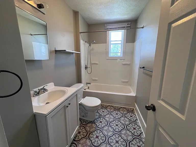 724 Fairview Ave NE — Photo 18