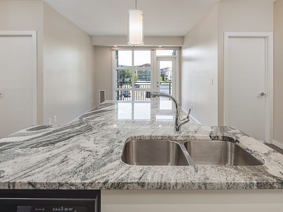3rd image of 235 Willis Cres #1532671