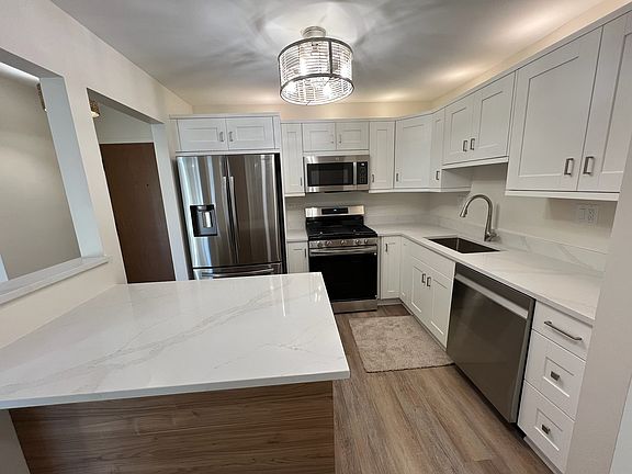 3rd image of 909 E Kenilworth Ave Unit 318
