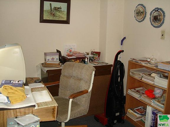 5th image of 902 Rock St