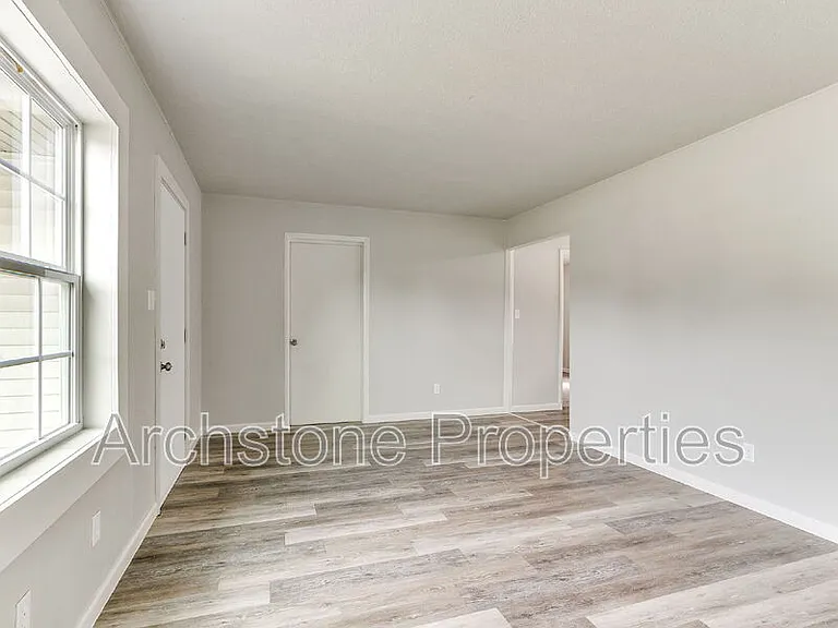 2312 Mustang St — Photo 5
