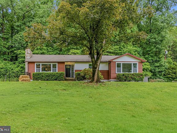 2nd image of 2327 Sherwood Ln