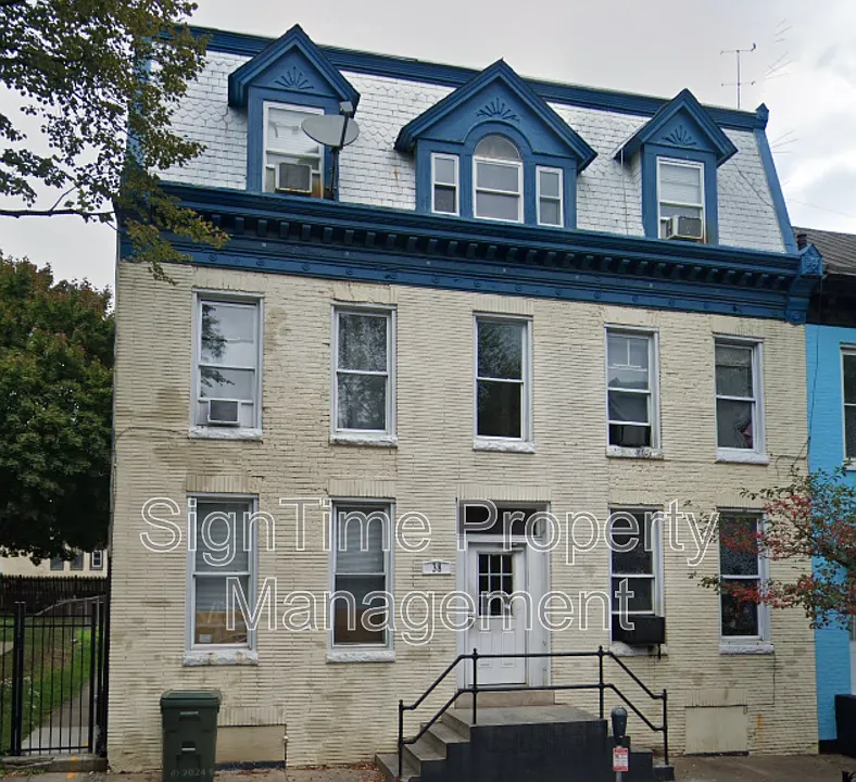 38 E Franklin St #4