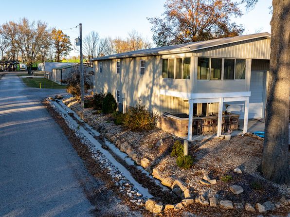 19820 Oak Dr, Carlyle, IL 62231