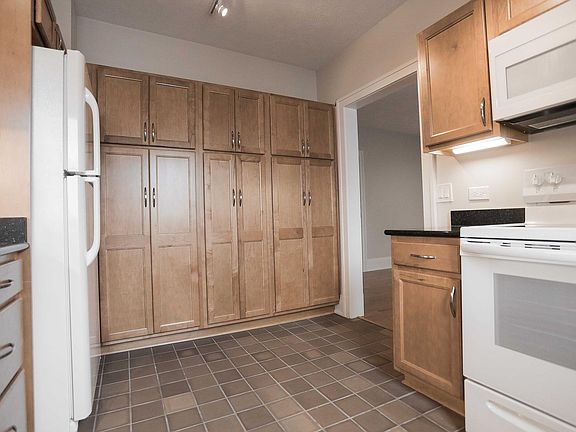 4th image of 15100 Detroit Ave #3