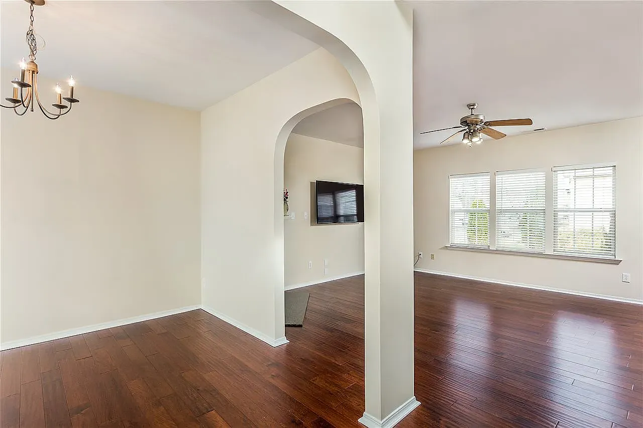 3 bed, 2.5 bath, 2424 sqft, $2,399 — Photo 3