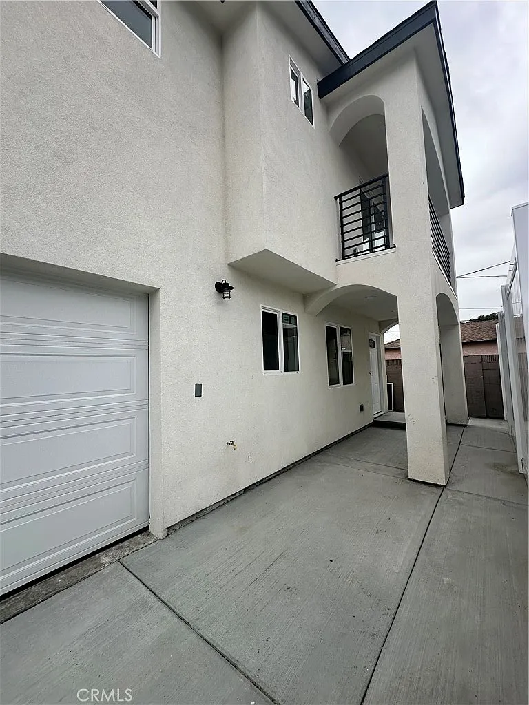 3 bed, 1200 sqft, $3,200 — Photo 2