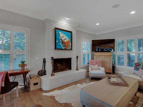 5th image of 620 N Walton Lakeshore Dr