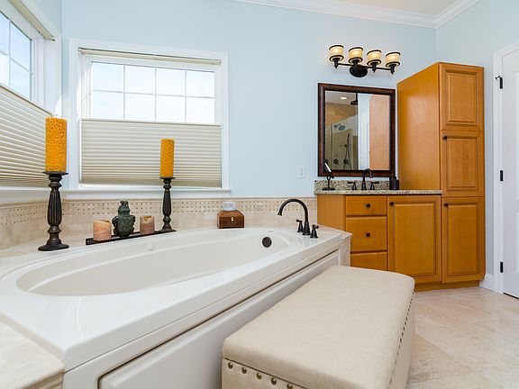 Master Whirlpool Tub - Upper