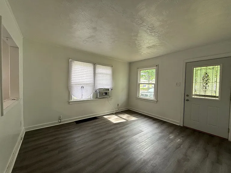 1091 N Oakcrest Ave — Photo 3
