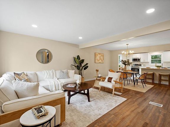 5th image of 322 College Park Dr
