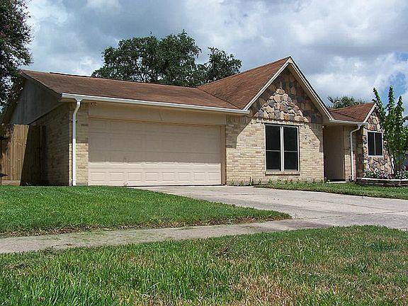 Spacious 2 car garage workshop..Additional  workshop w/ electrical is in backyard..Dont miss it!