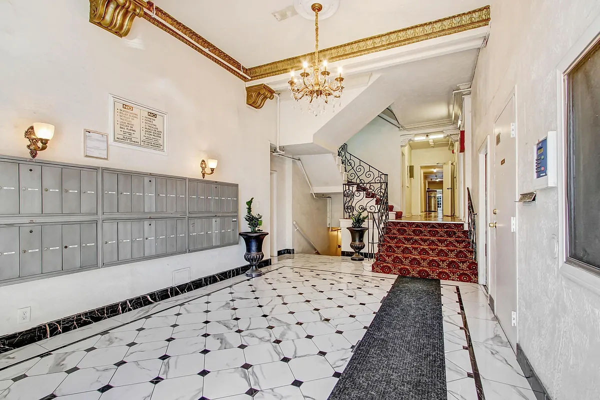 Building Photo - Mariposa Manor