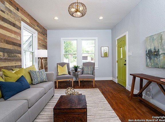 4th image of 406 Hansford St