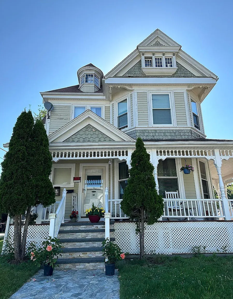 126 S Leyden St — Photo 1