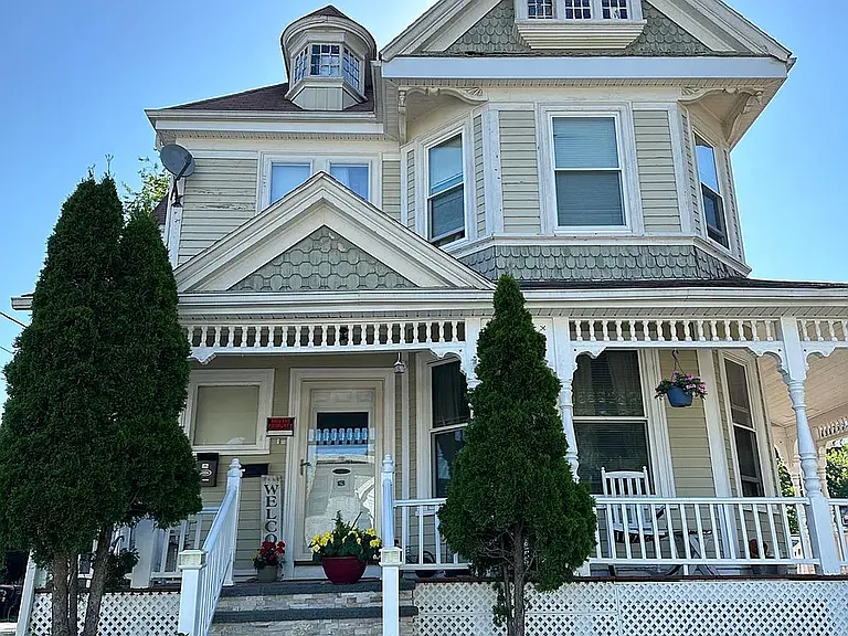 126 S Leyden St — Photo 1