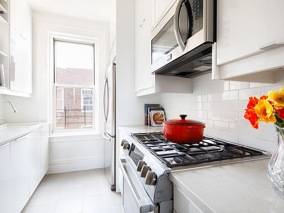2nd image of 309 W 93rd St APT 7-C