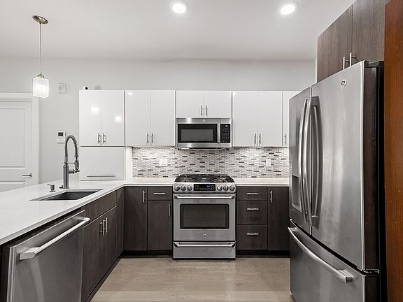 2nd image of 18 Cliveden St Unit 406W