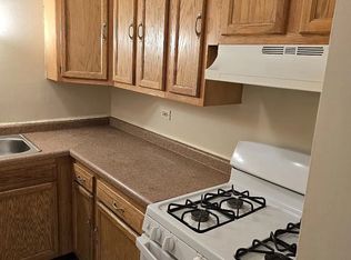 8104 Waterbury Ct APT 405, Woodridge, IL 60517