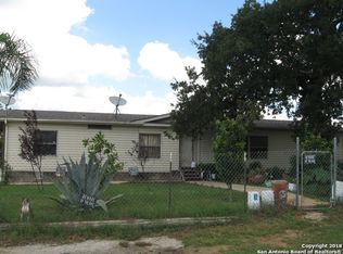 511 Bowman Ave, Devine, TX 78016