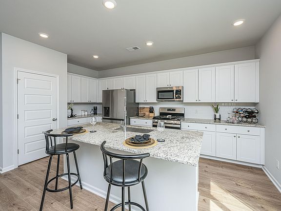 3rd image of 2114 Longhorn Ln