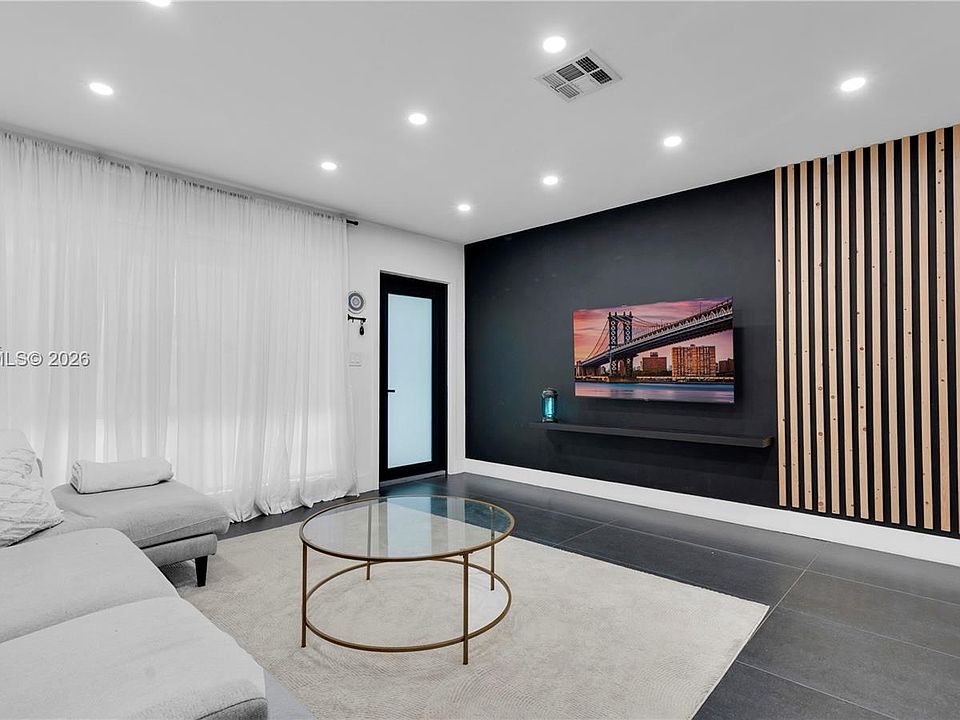 1st image of 603 N 32nd Ave