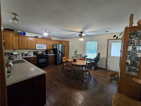 4th image of 824 SW Woodland Dr
