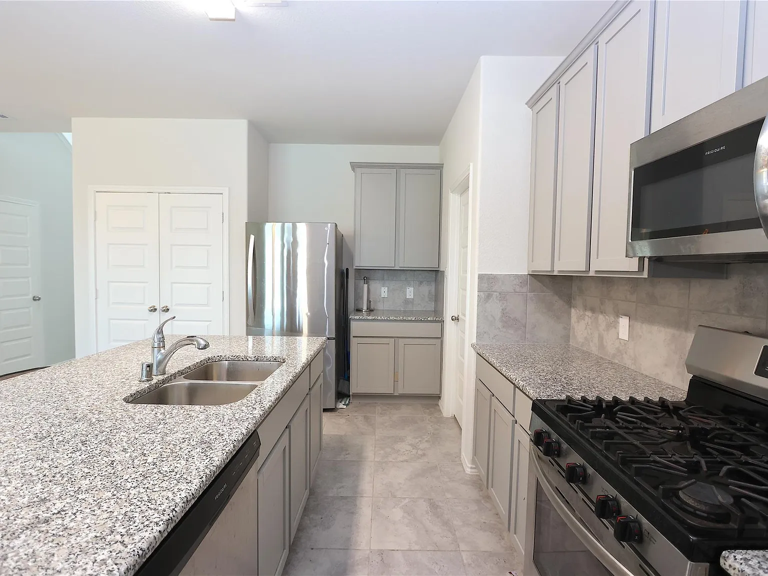 4 bed, 2.5 bath, 2443 sqft, $2,490 — Photo 4