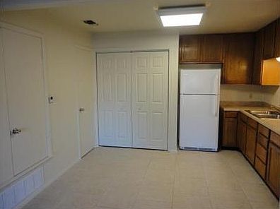 4th image of 212 W Val Verde Cir APT 3
