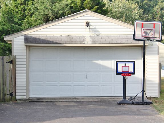 4th image of 8205 Tiffany Ln