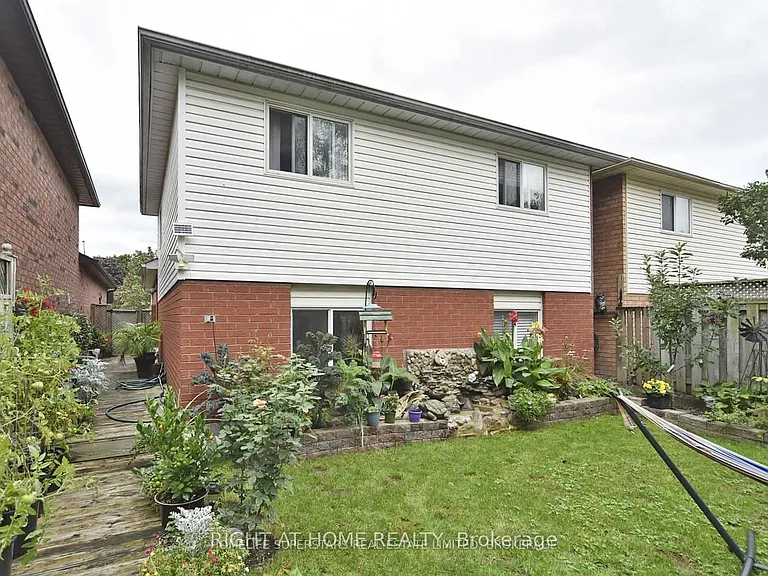 1434 Largo Cres — Photo 32