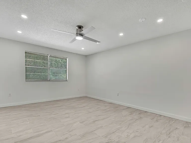 Tidewater Apartments — Photo 25