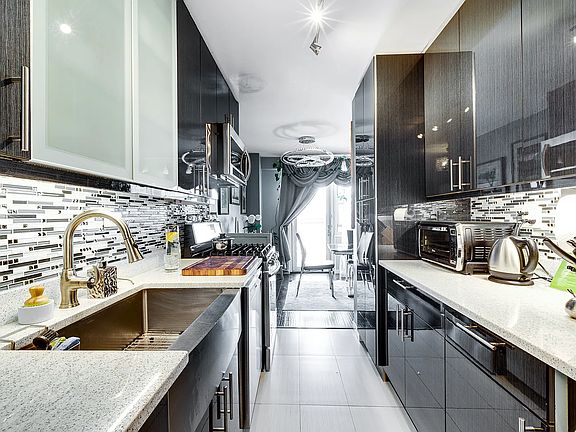 2nd image of 2940 W 5th St #11R