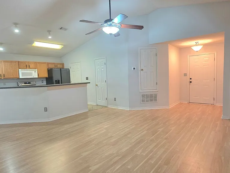 1059 Simpson St — Photo 3