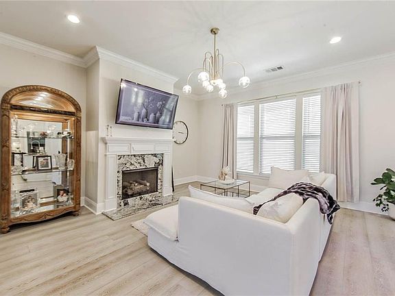 3rd image of 315 Royal Oak Blvd
