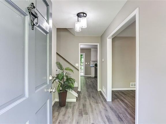4th image of 3320 Holliglen Dr