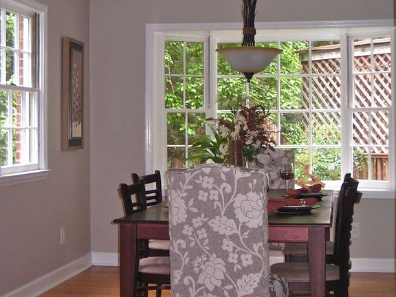 Dining with bay window