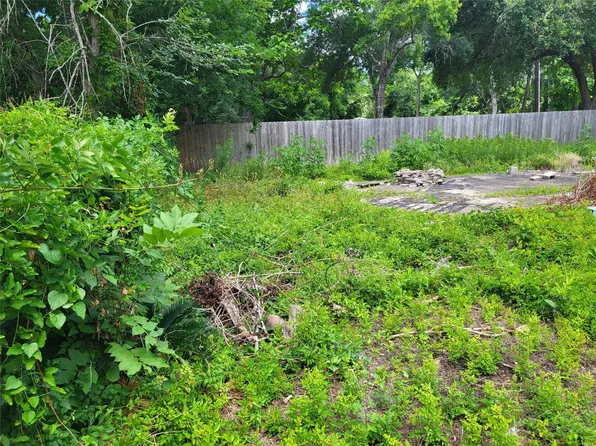 9316 Neville Ave, Hitchcock, TX 77563