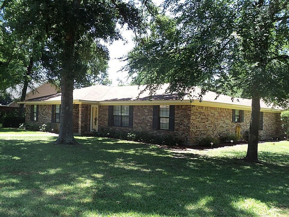 4/3 brick home in Livingston, TX