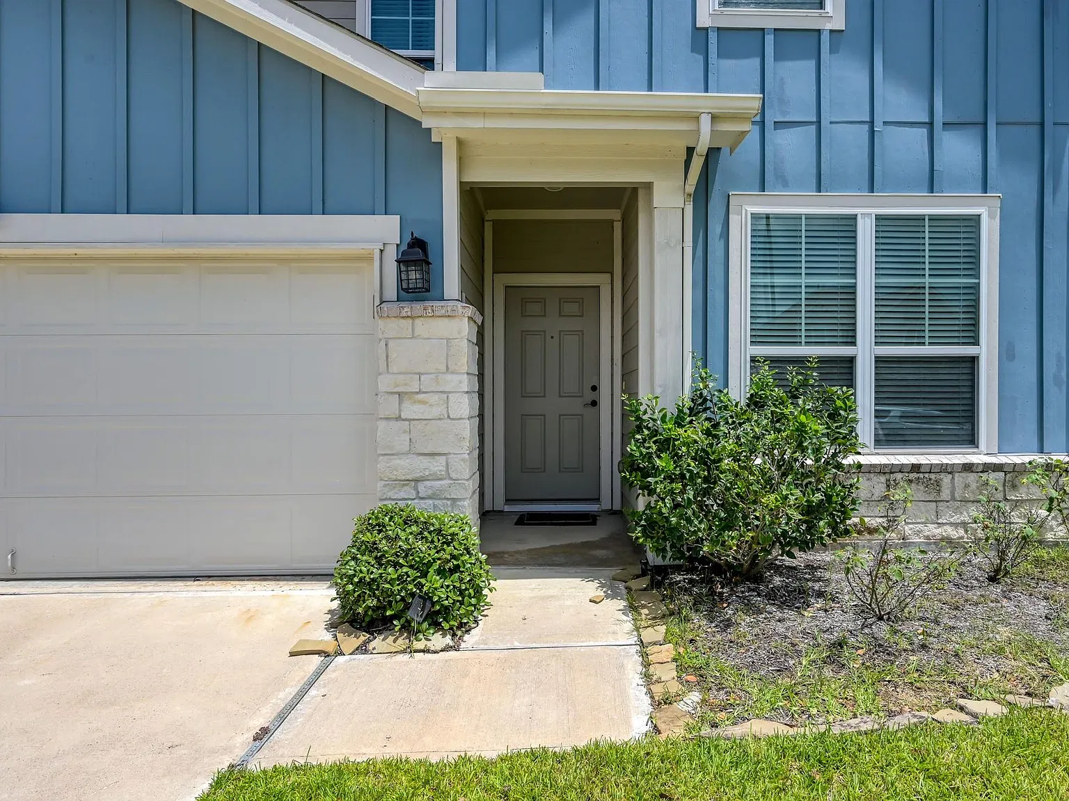 3 bed, 2.5 bath, 2288 sqft, $2,300 — Photo 4