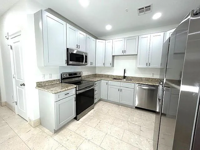 800 N Causeway Blvd #201 — Photo 9
