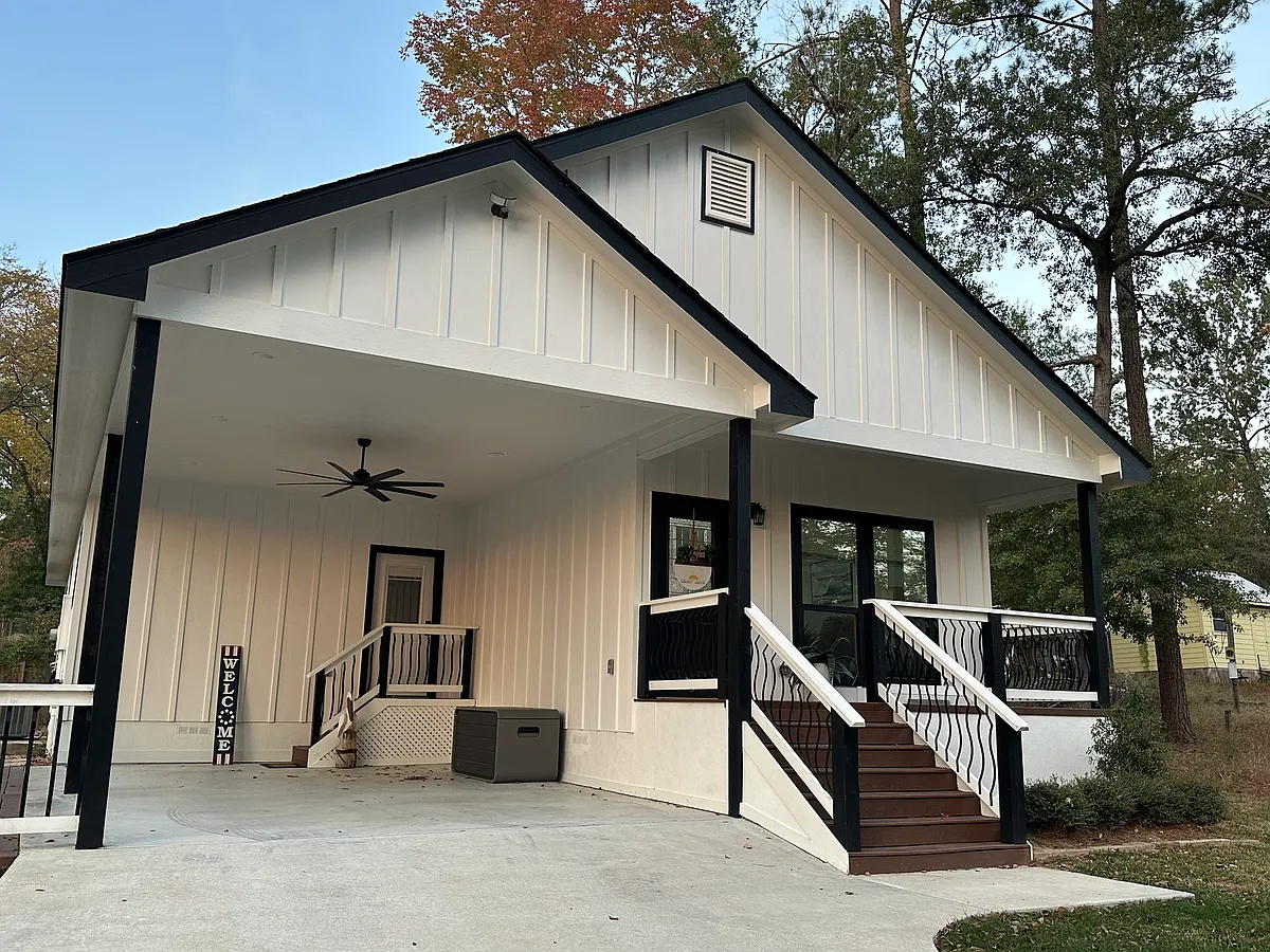 Front and side patio with Lake view - 272 Pear St