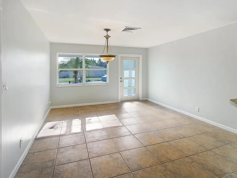 2751 NE 2nd Ct — Photo 5