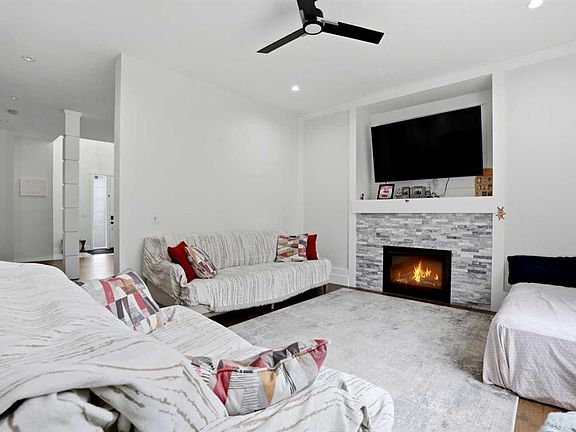 5th image of 166 E Kinniburgh Cres