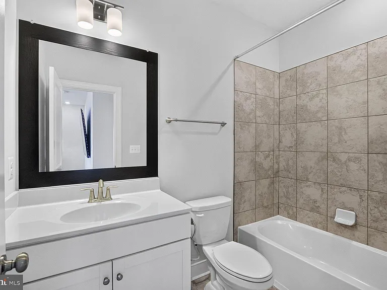 404 Sagan Pl — Photo 25