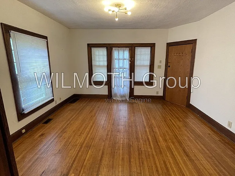 537 E 11th St #1 — Photo 4
