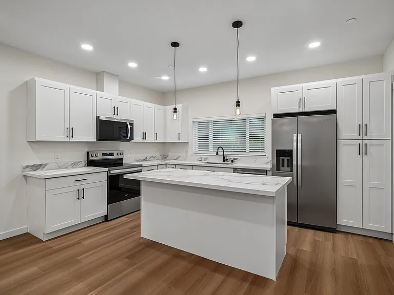 950 Maple Ave — Photo 5