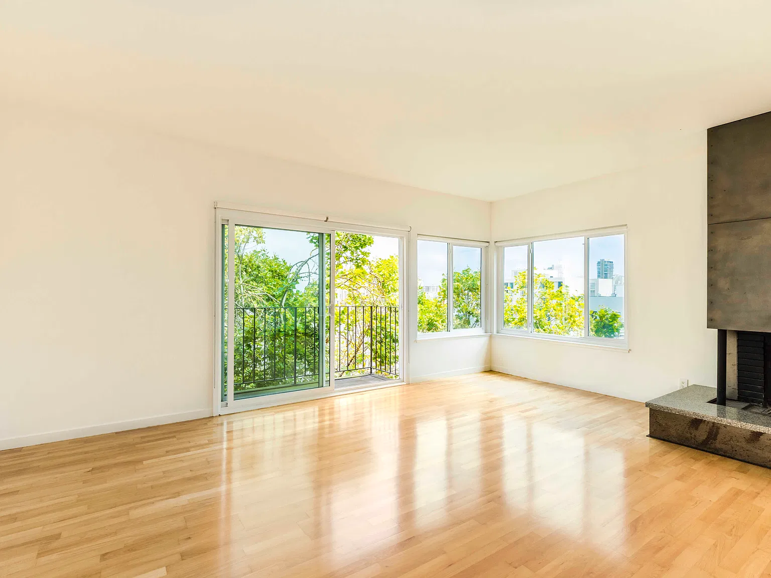 Modern 2-Bed, 2-Bath Condo Quality in Pacific Heights 1 Car Parking included! — Photo 2