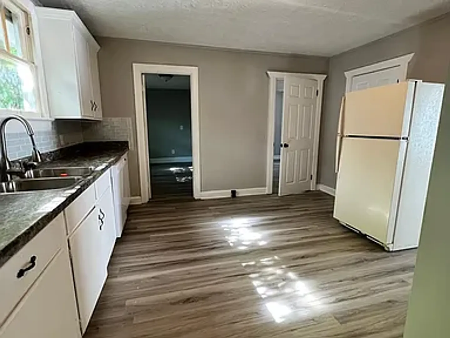 3 Bed/ 2 Bath Single Family Home in Lexington! — Photo 2