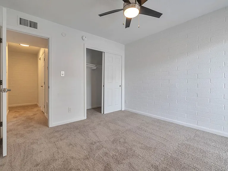 1815 W Tuckey Ln — Photo 38